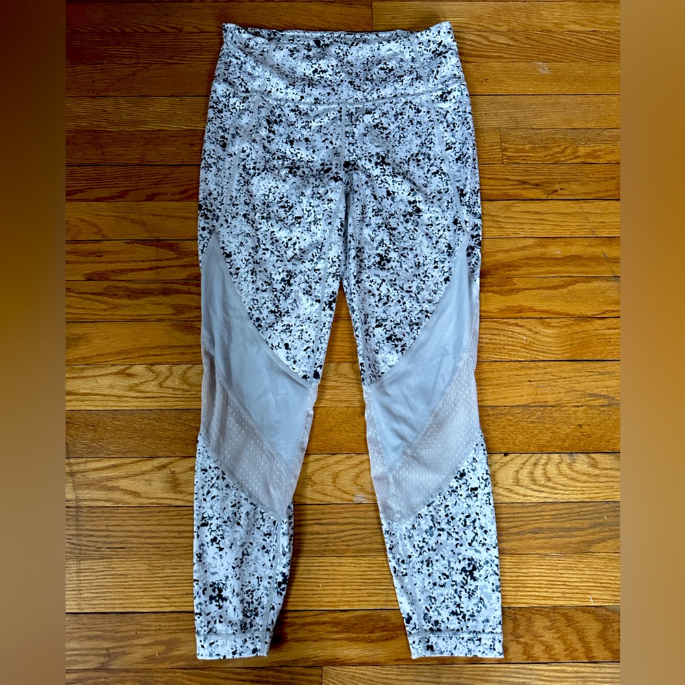 Athleta White Patterned Leggings 3/4 Length Mesh Gray Modern Medium